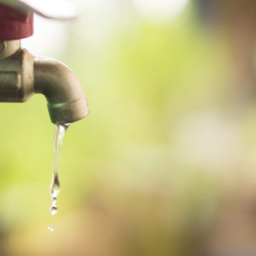 Desperdício de água: além de não ser sustentável, ainda deixa as contas mais altas