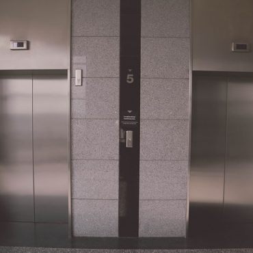 Projeto de lei que obrigava placa em elevadores informando sobre a entrada de menores de 12 anos desacompanhados é declarado inconstitucional