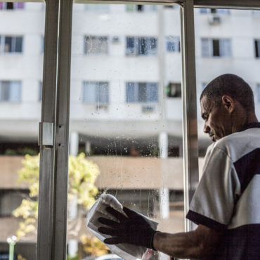 Serviço de limpeza terceirizado: praticidade e economia para seu condomínio
