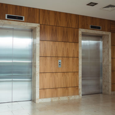 Elevadores: Nova lei proíbe denominações “elevador social” e “elevador de serviço”